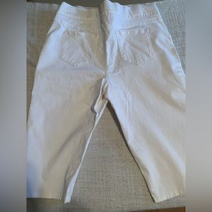 Gloria Vanderbilt white Capri Avery skimmer